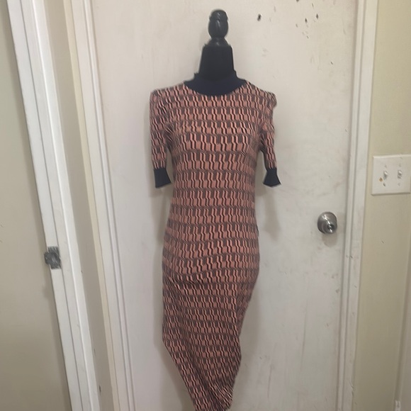 Elegant Hugo Boss Patterned Dress - Picture 1 of 5